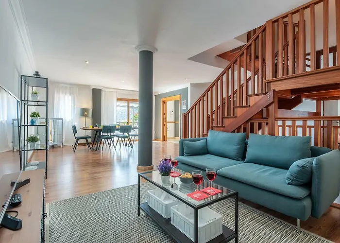 1 Charming Conde Private Garden Pool, Bbq!